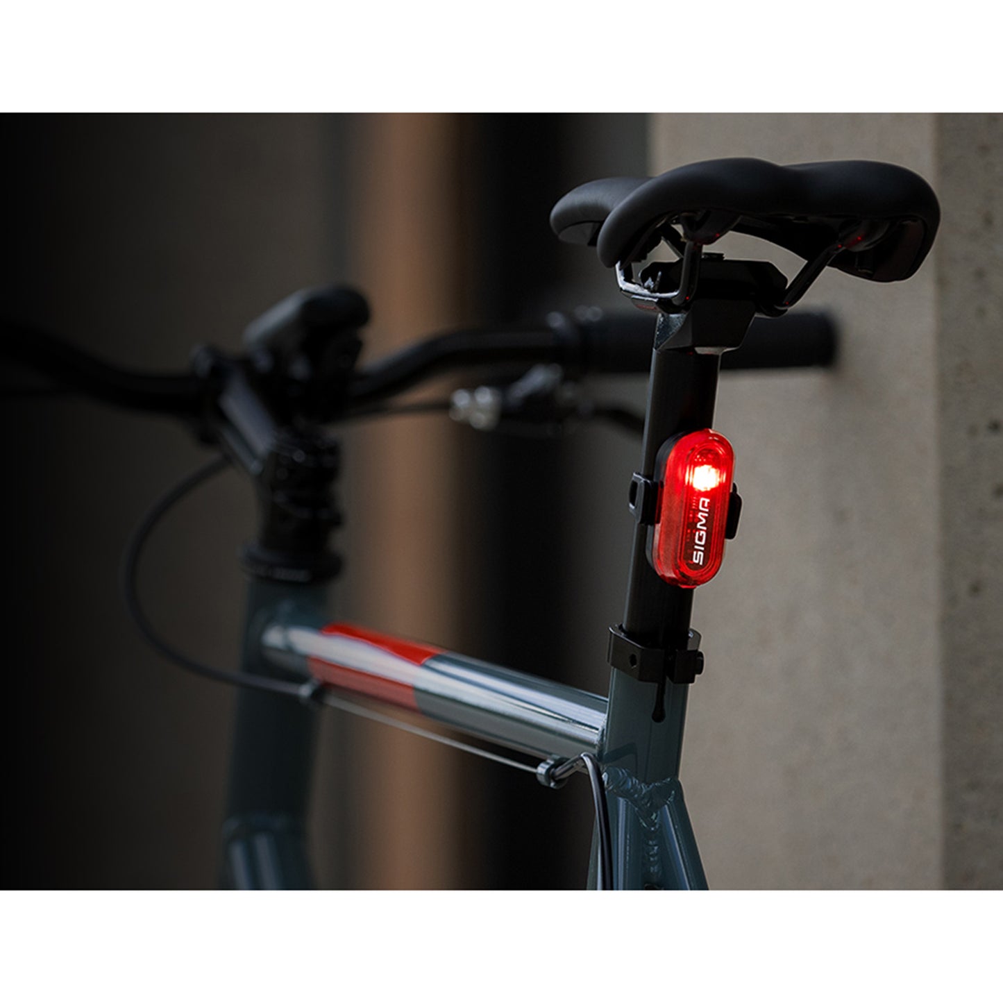 Eclairage vélo à pile arrière sur tige de selle Sigma curve rouge livré avec 2 piles aaa - visible 400m