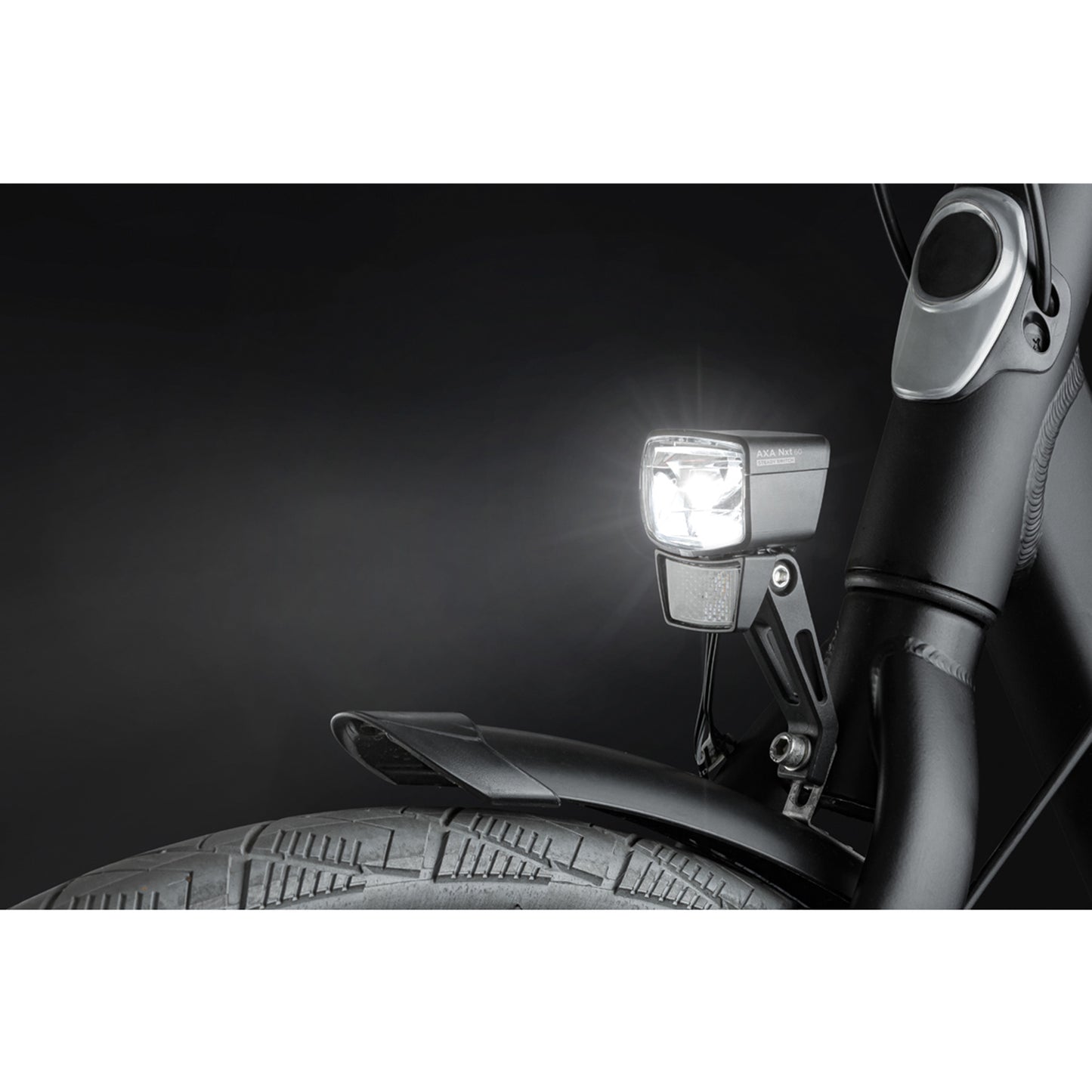 Eclairage vélo pour moyeu dynamo avant sur fourche AXA nxt 60 lux noir