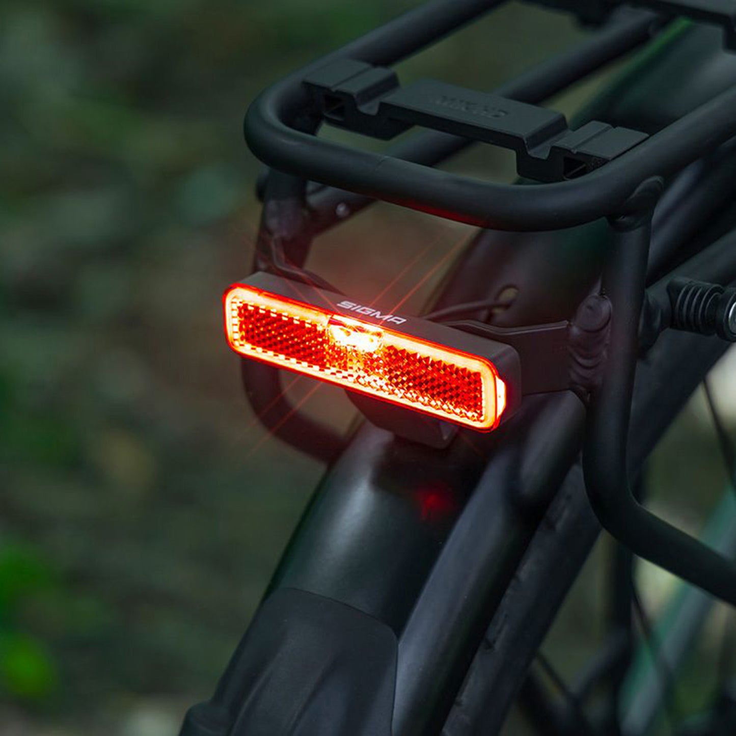 Eclairage vélo vae - e-bike arrière sur porte bagage Sigma eox RL rack 6-48v noir