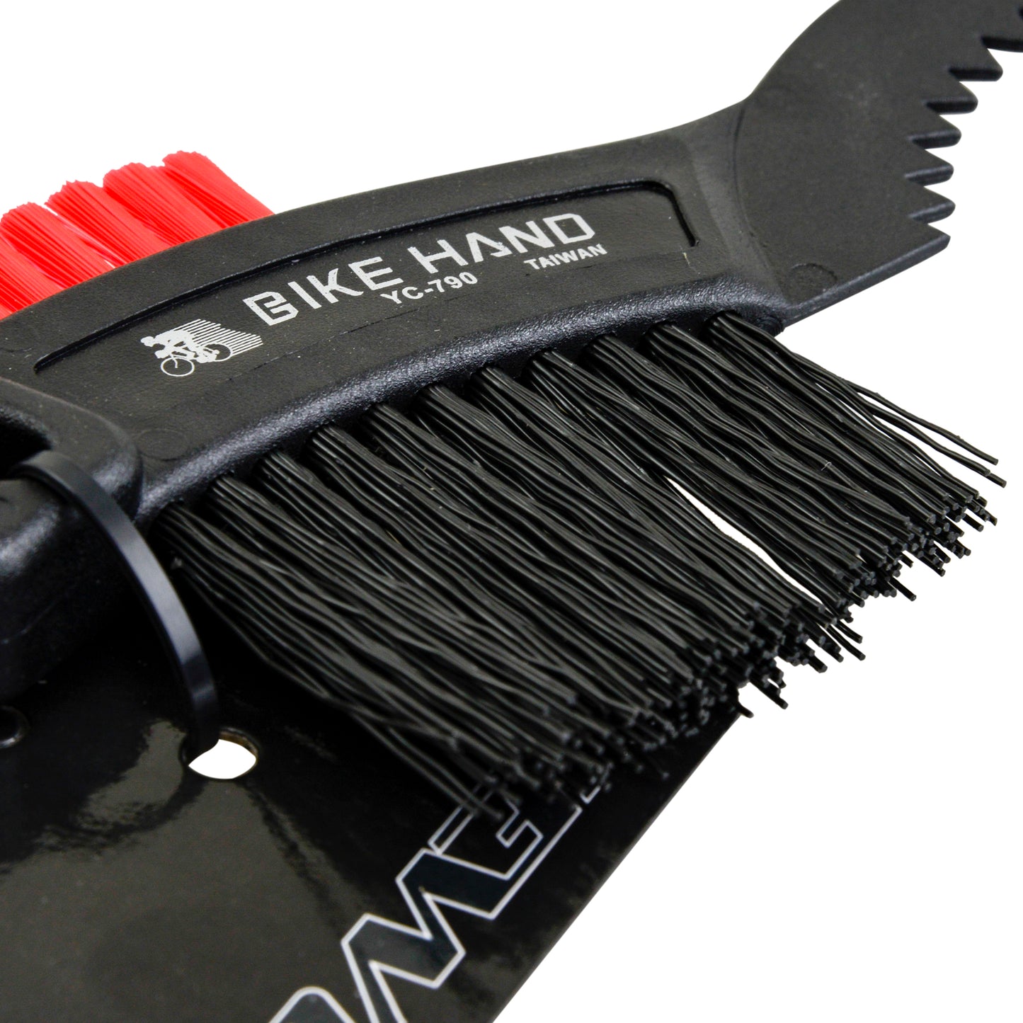 Brosse de nettoyage vélo NeWTon clean en nylon avec grattoir integré