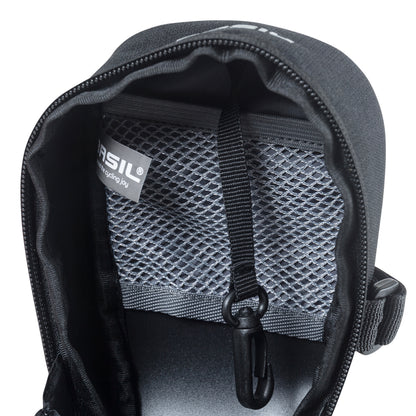 Sacoche de selle vélo Basil mada 1l noir fixation sangles sur chariot de selle avec soufflet