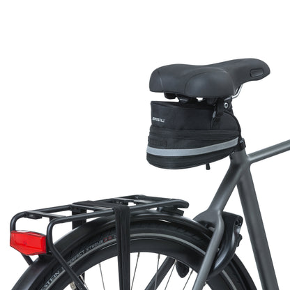 Sacoche de selle vélo Basil mada 1l noir fixation sangles sur chariot de selle avec soufflet