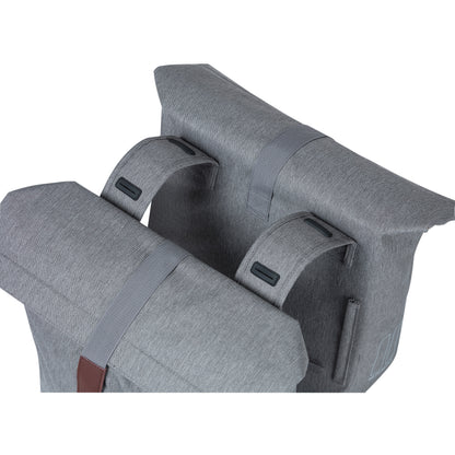 Sacoche arrière vélo double Basil city gris clair 28-32l fixation velcros sur porte bagage 30x18x49cm fermeture pliante anti-pluie