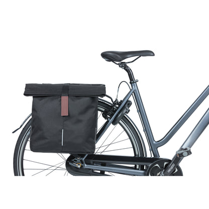 Sacoche arrière vélo double Basil city noir 28-32l fixation velcros sur porte bagage 30x18x49cm fermeture pliante anti-pluie