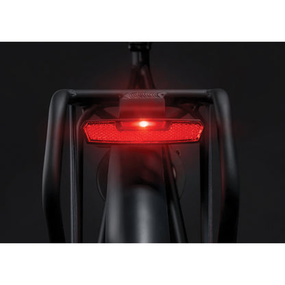 Eclairage vélo à pile arrière sur porte bagage AXA juno auto 80mm livré avec 2 piles aaa visible à 500m