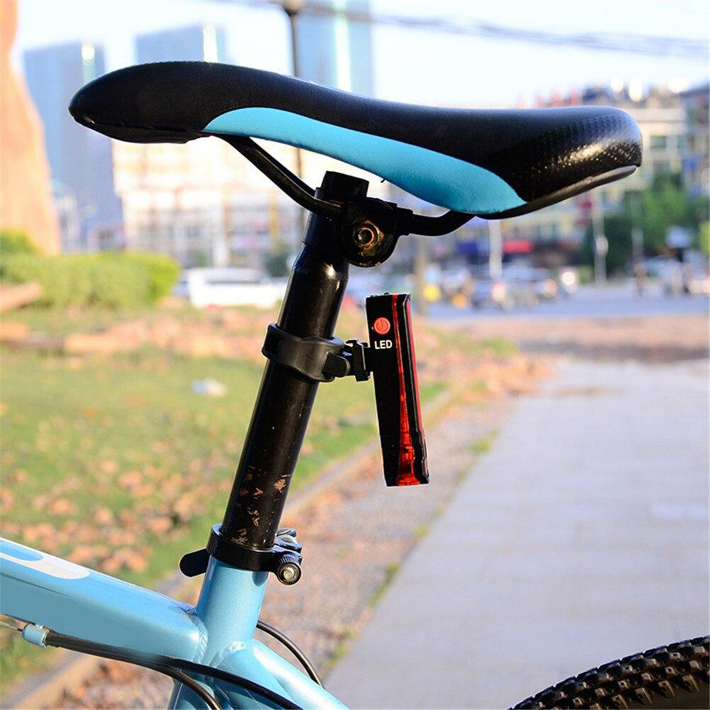 Eclairage vélo - trottinette usb arrière sur tige de selle led avec laser 150 lux pour delimiter une bande au sol PCP