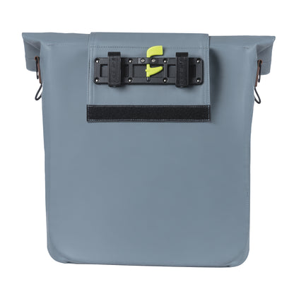 Sacoche arrière vélo latérale sac bandoulière Basil city shopper vegan bleu imitation cuir droit-gauche 14-16l fixation hook-on porte bagage fermeture pliante anti-pluie avec réflechissant
