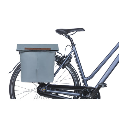 Sacoche arrière vélo latérale sac bandoulière Basil city shopper vegan bleu imitation cuir droit-gauche 14-16l fixation hook-on porte bagage fermeture pliante anti-pluie avec réflechissant
