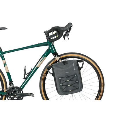 Sacoche arrière vélo latérale Basil navigator cyclotouriste waterproof 12-15l noir fixation mik studs sur porte bagage 32x15x25.5cm