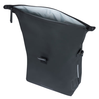 Sacoche arrière sac à dos vélo latérale Basil soho 17l noir fixation porte bagage avec système mik studs 31x16x37cm avec éclairage led