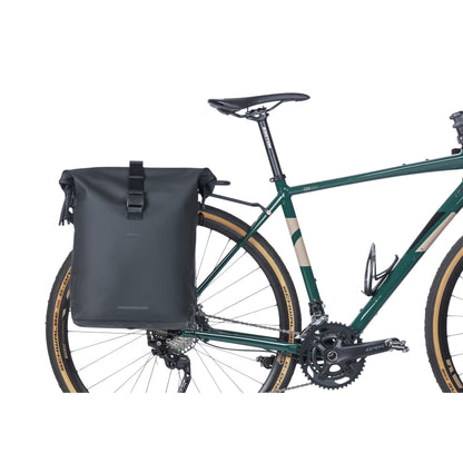 Sacoche arrière sac à dos vélo latérale Basil soho 17l noir fixation porte bagage avec système mik studs 31x16x37cm avec éclairage led