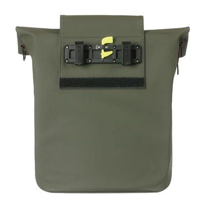 Sacoche arrière vélo latérale sac bandoulière Basil city shopper vegan vert imitation cuir droit-gauche 14-16l fixation hook-on porte bagage fermeture pliante anti-pluie avec réflechissant