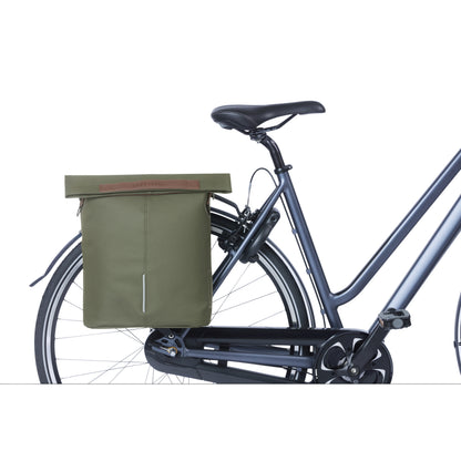 Sacoche arrière vélo latérale sac bandoulière Basil city shopper vegan vert imitation cuir droit-gauche 14-16l fixation hook-on porte bagage fermeture pliante anti-pluie avec réflechissant