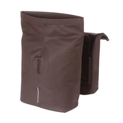 Sacoche arrière vélo double Basil vegan marron imitation cuir 28-32l fixation universelle porte bagage fermeture pliante anti-pluie avec réflechissant