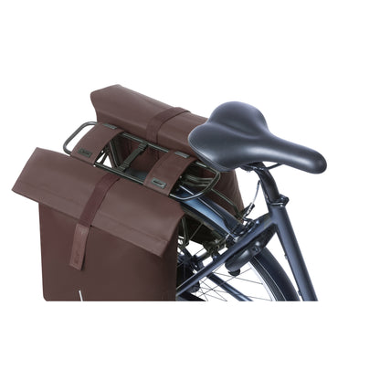 Sacoche arrière vélo double Basil vegan marron imitation cuir 28-32l fixation universelle porte bagage fermeture pliante anti-pluie avec réflechissant
