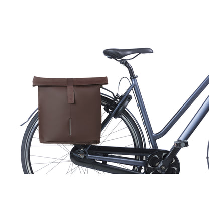 Sacoche arrière vélo double Basil vegan marron imitation cuir 28-32l fixation universelle porte bagage fermeture pliante anti-pluie avec réflechissant