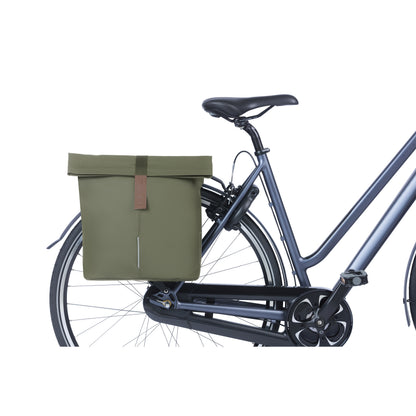 Sacoche arrière vélo double Basil vegan vert imitation cuir 28-32l fixation universelle porte bagage fermeture pliante anti-pluie avec réflechissant