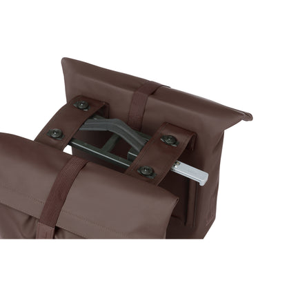 Sacoche arrière vélo double Basil vegan marron imitation cuir 28-32l fixation porte bagage fermeture pliante anti-pluie avec réflechissant fixation système mik