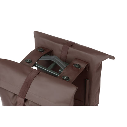 Sacoche arrière vélo double Basil vegan marron imitation cuir 28-32l fixation porte bagage fermeture pliante anti-pluie avec réflechissant fixation système mik