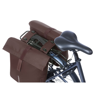 Sacoche arrière vélo double Basil vegan marron imitation cuir 28-32l fixation porte bagage fermeture pliante anti-pluie avec réflechissant fixation système mik