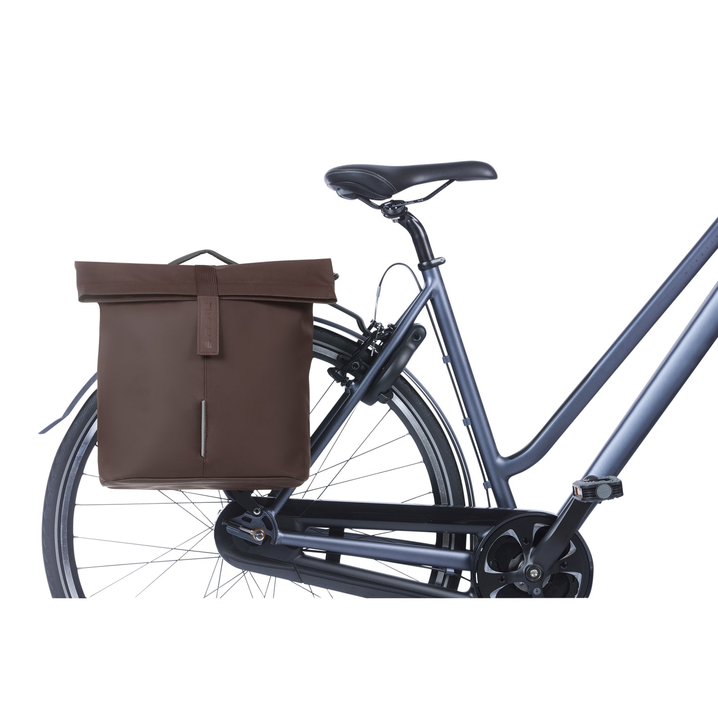 Sacoche arrière vélo double Basil vegan marron imitation cuir 28-32l fixation porte bagage fermeture pliante anti-pluie avec réflechissant fixation système mik
