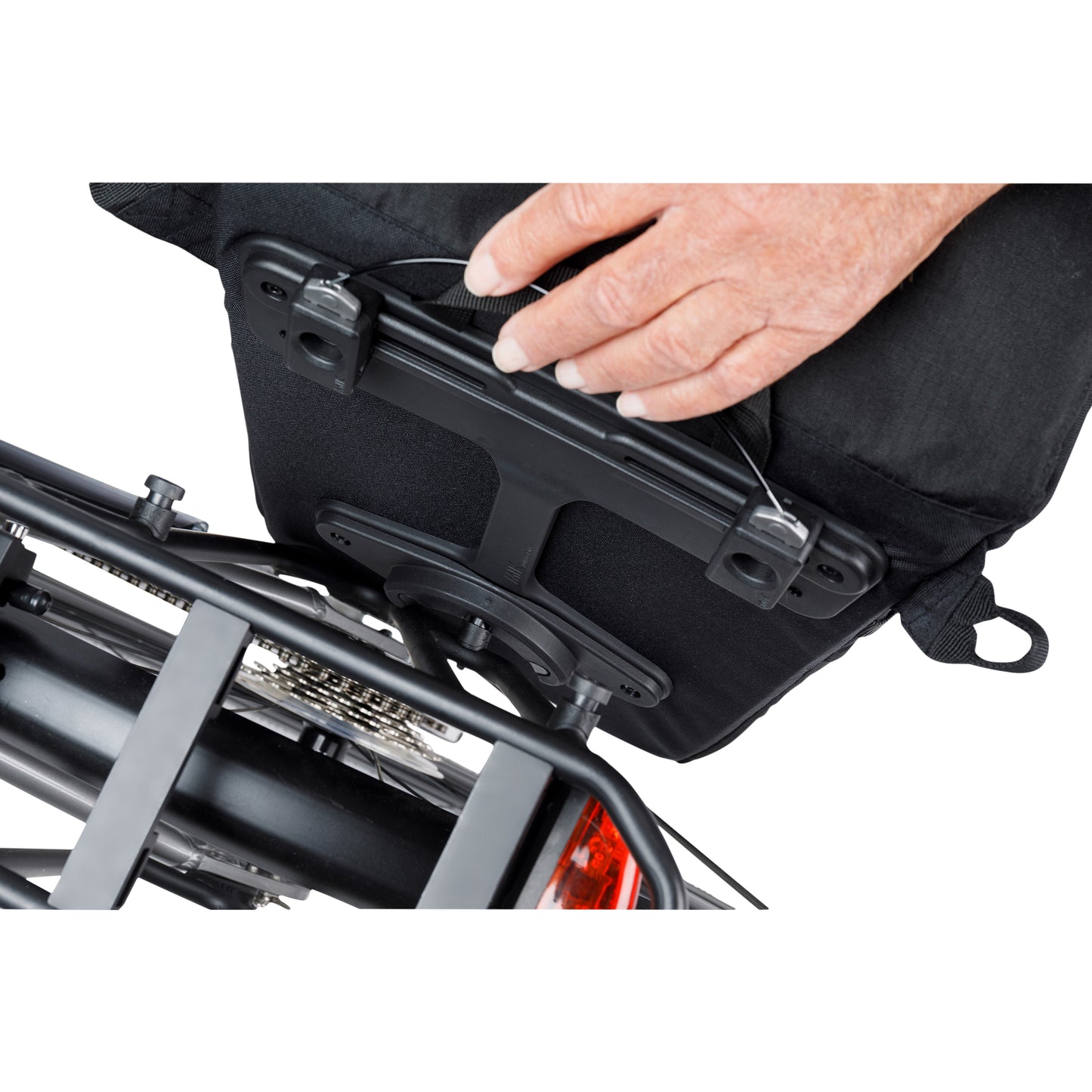 Sacoche arrière vélo latérale sac bandoulière Basil move commuter noir droit-gauche 15l fixation mik studs pour porte bagage