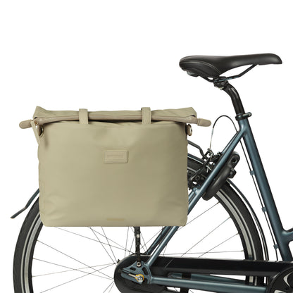 Sacoche arrière vélo latérale sac ordinateur portable Basil manhattan waterproof beige droit-gauche 12l fixation hook ON 12x38x30cm fermeture pliante anti-pluie