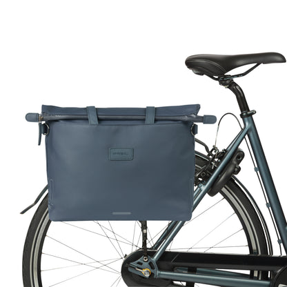 Sacoche arrière vélo latérale sac ordinateur portable Basil manhattan waterproof bleu marine droit-gauche 12l fixation hook ON 12x38x30cm fermeture pliante anti-pluie