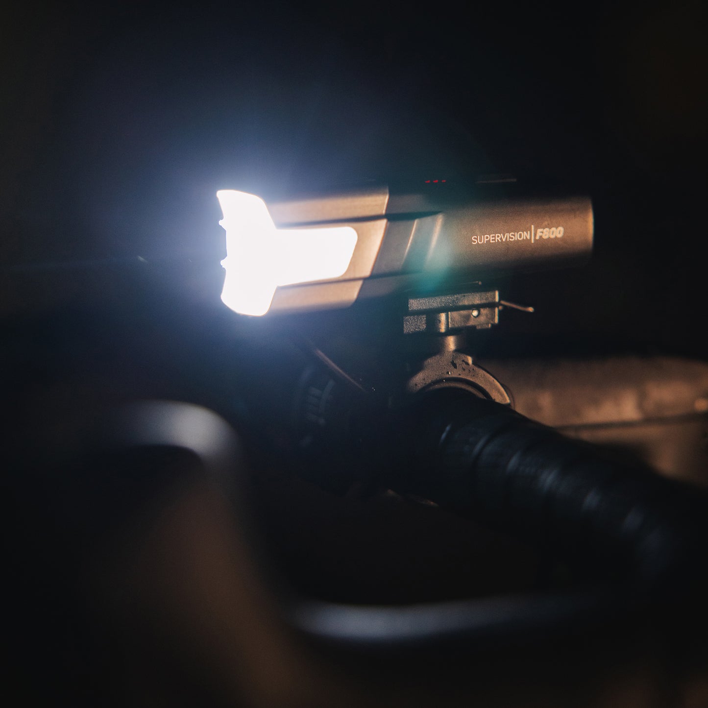 Eclairage vélo usb avant sur cintre Zéfal supervision f800 lumens noir