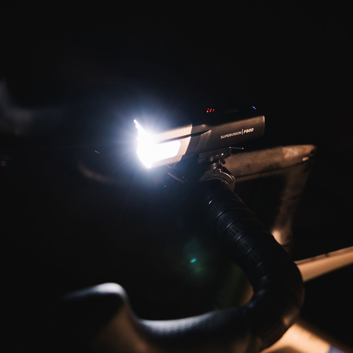 Eclairage vélo usb avant sur cintre Zéfal supervision f800 lumens noir