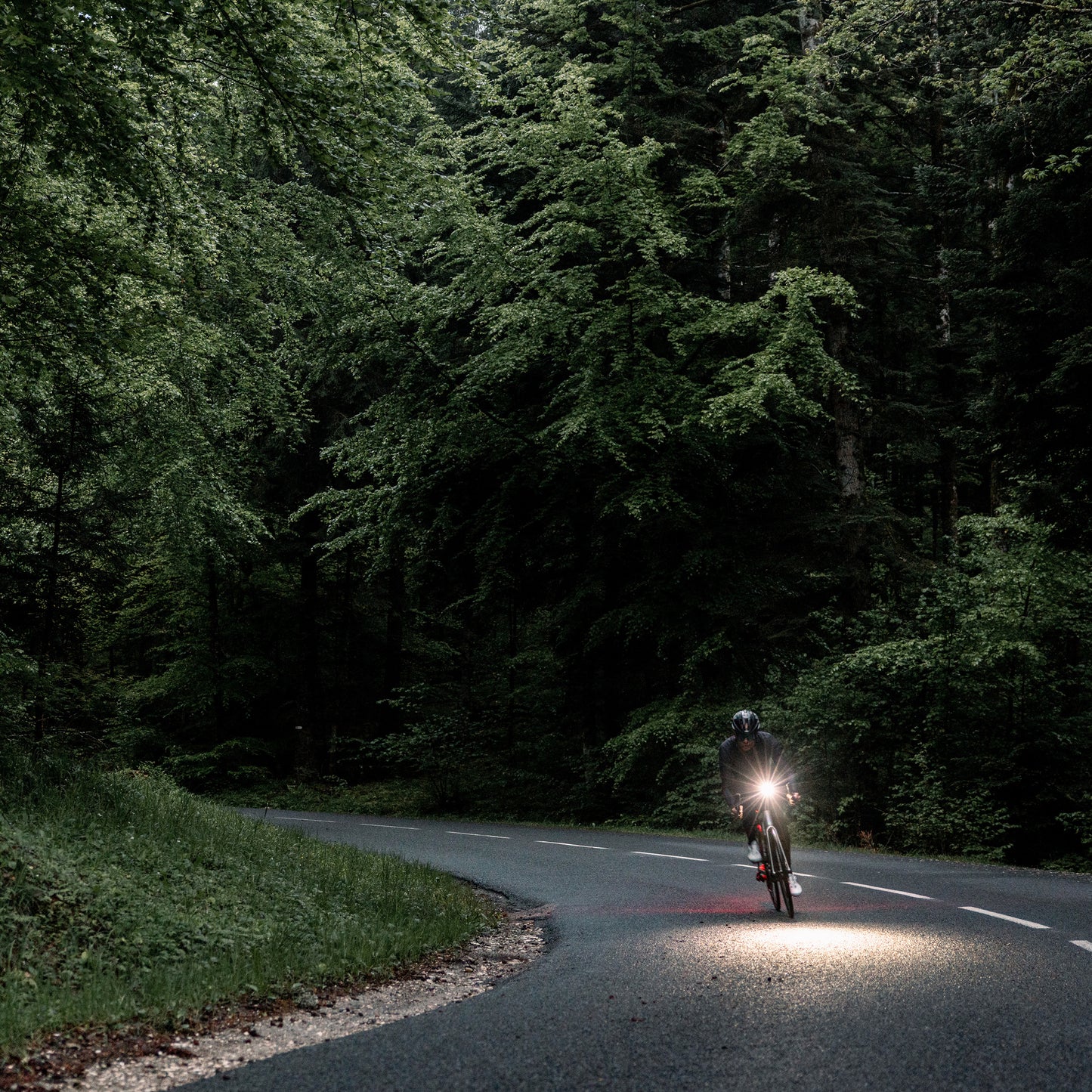 Eclairage vélo usb avant sur cintre Zéfal supervision f800 lumens noir