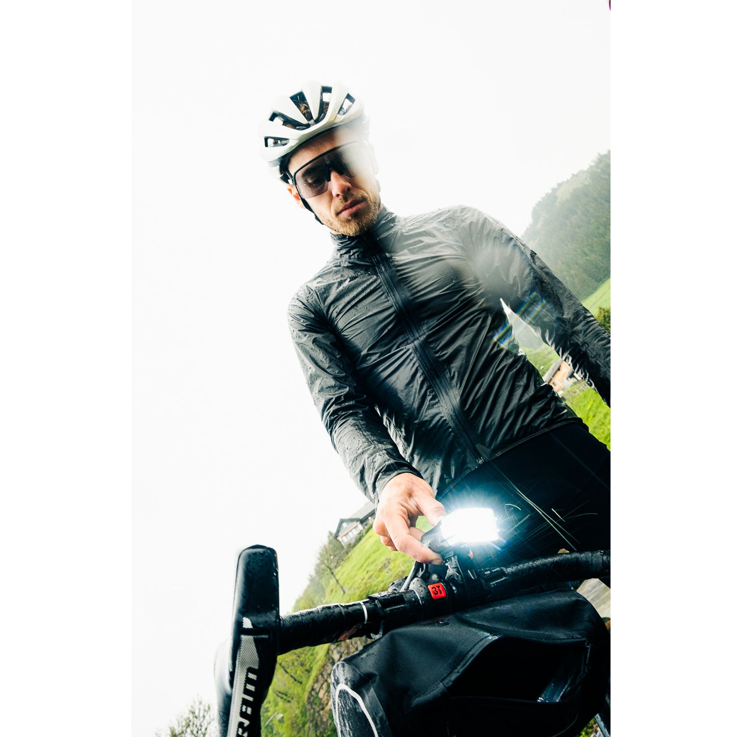 Eclairage vélo usb avant sur cintre Zéfal supervision f1500 lumens noir