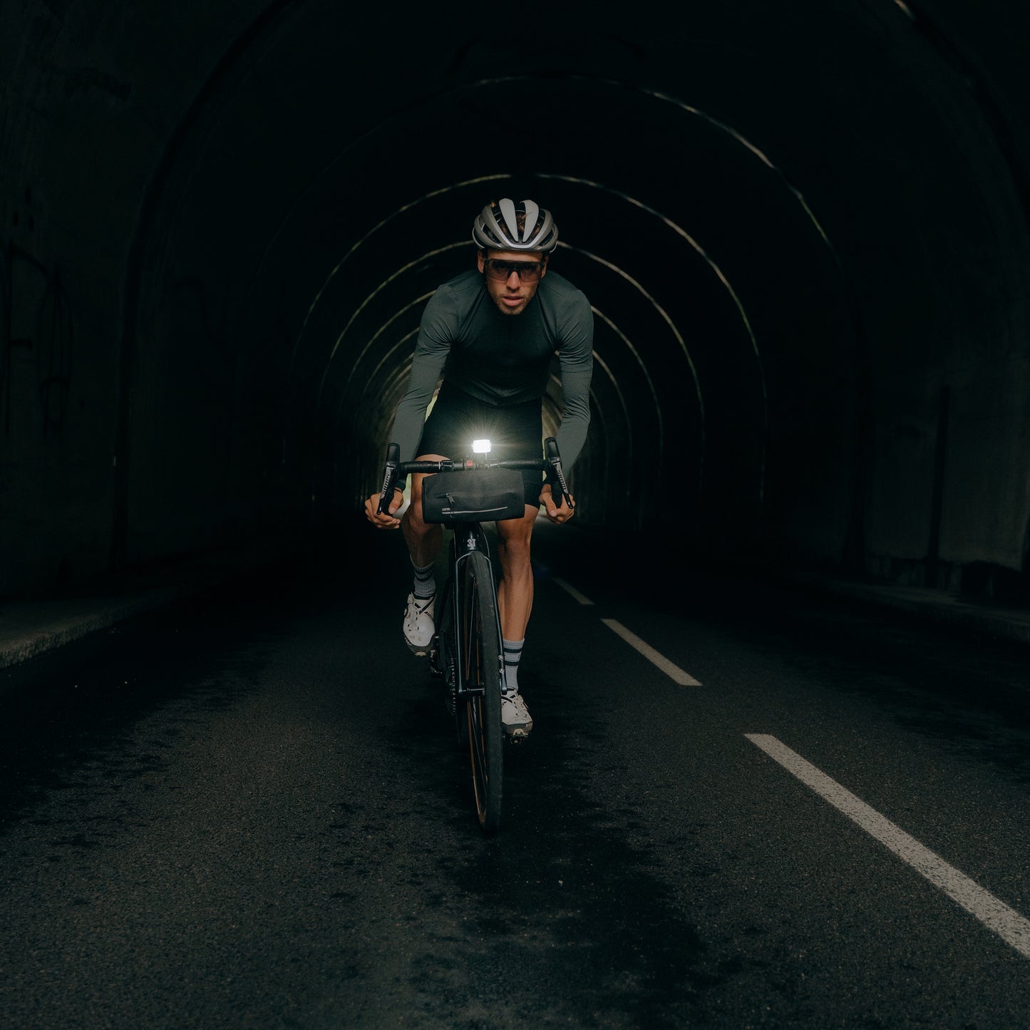Eclairage vélo usb avant sur cintre Zéfal supervision f1500 lumens noir