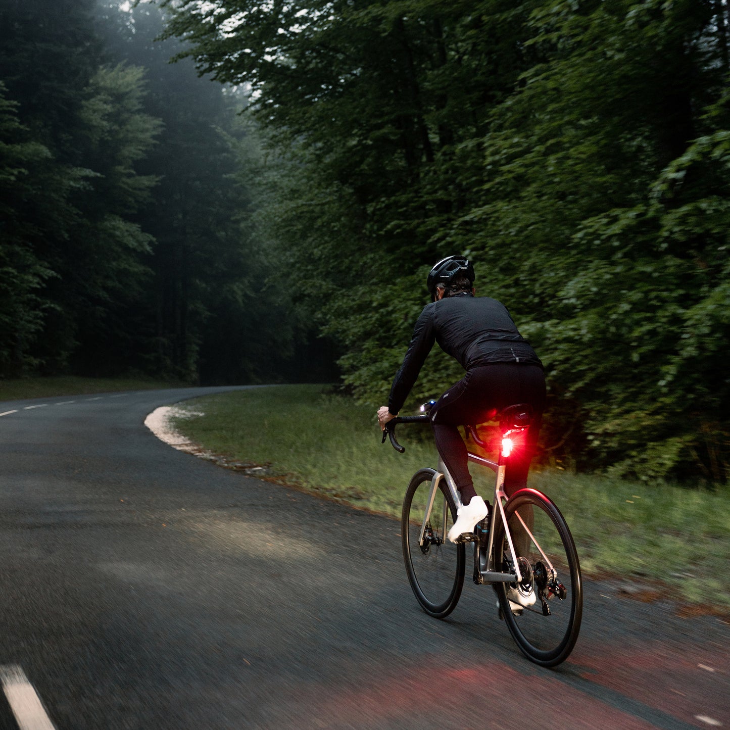 Eclairage vélo usb arrière sur tige de selle Zéfal supervision r150 lumens noir