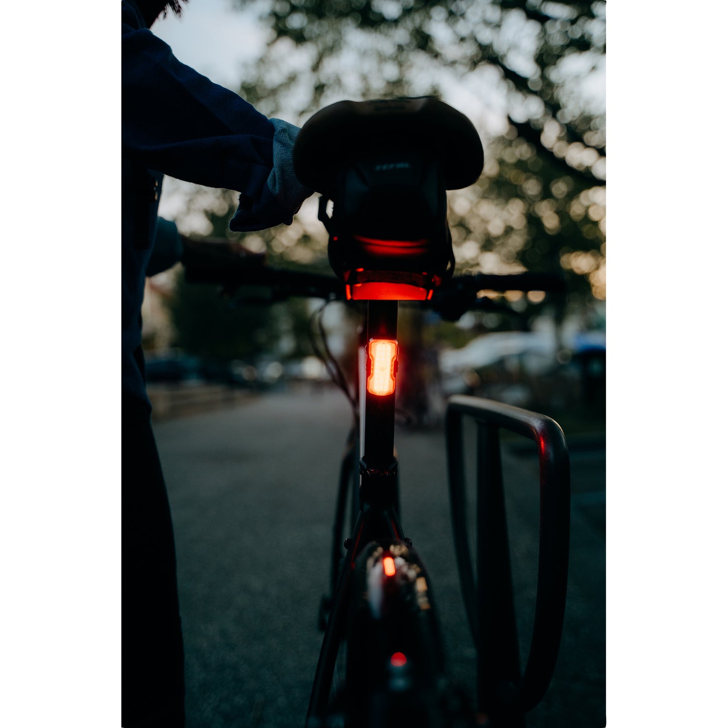 Eclairage vélo usb arrière sur tige de selle Zéfal vision r20 lumens noir