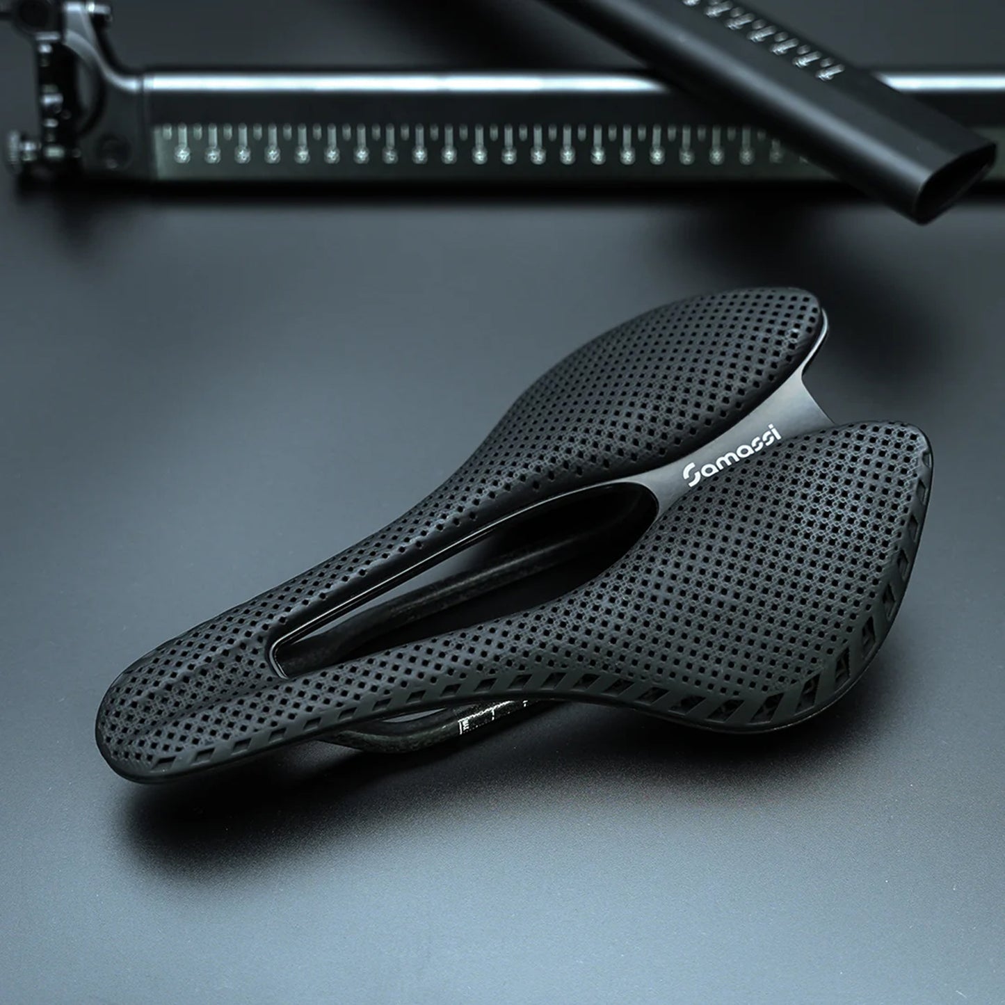 Selle Newton 3D Carbone T801 ouverte noire 245x143 rail carbone