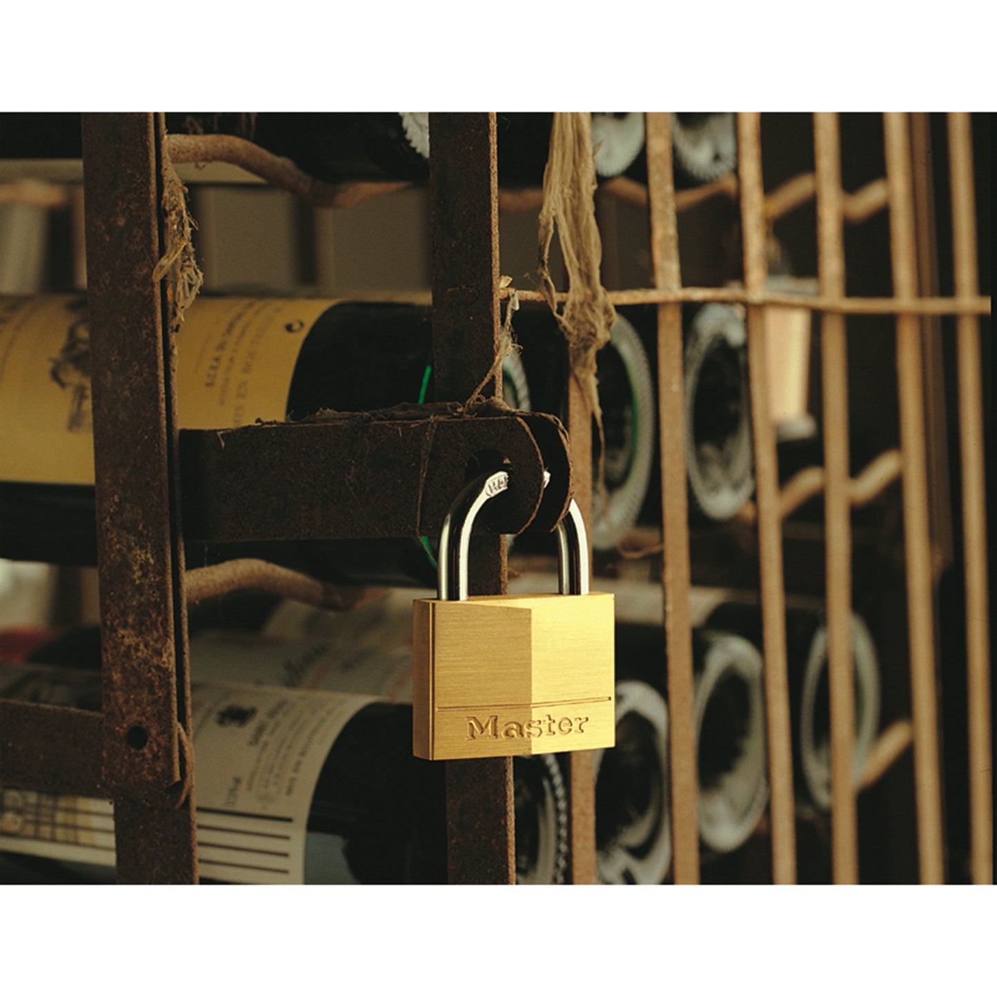 Cadenas à clé Masterlock laiton anse acier cémente largeur 40mm, anse 22mm, diam 6mm double verrouillage vendu à l'unité