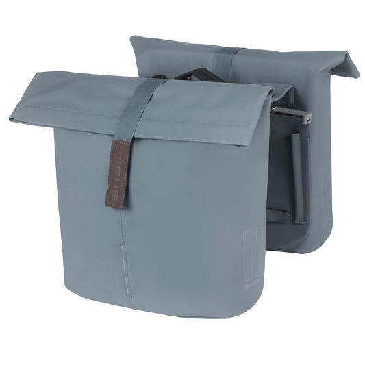 Sacoche arrière vélo double Basil vegan bleu imitation cuir 28-32l fixation porte bagage fermeture pliante anti-pluie avec réflechissant fixation système mik