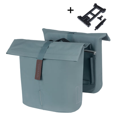 Sacoche arrière vélo double Basil vegan bleu imitation cuir 28-32l fixation porte bagage fermeture pliante anti-pluie avec réflechissant fixation système mik