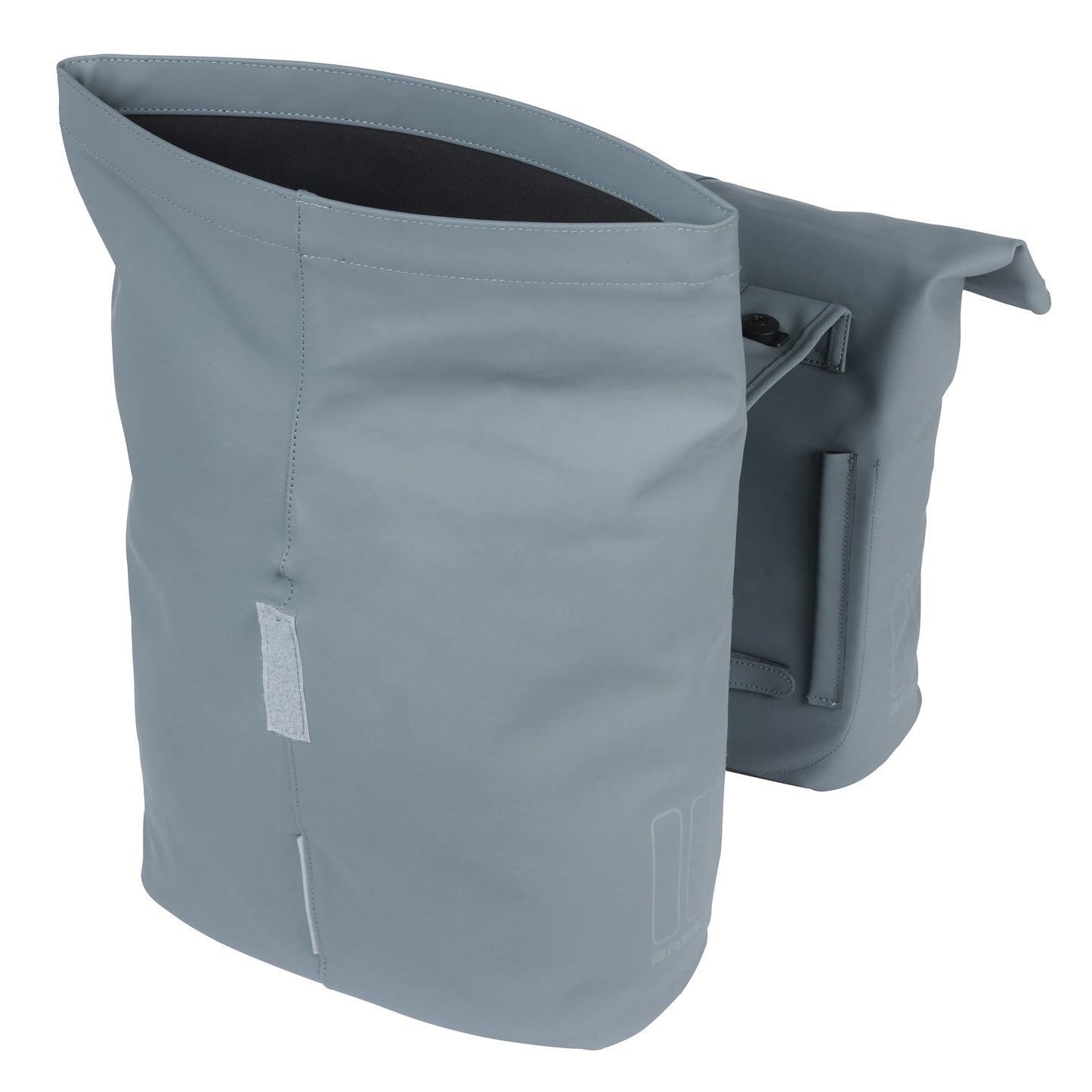 Sacoche arrière vélo double Basil vegan bleu imitation cuir 28-32l fixation porte bagage fermeture pliante anti-pluie avec réflechissant fixation système mik