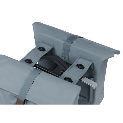 Sacoche arrière vélo double Basil vegan bleu imitation cuir 28-32l fixation porte bagage fermeture pliante anti-pluie avec réflechissant fixation système mik