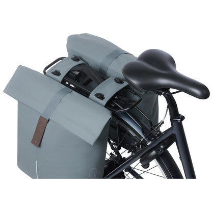 Sacoche arrière vélo double Basil vegan bleu imitation cuir 28-32l fixation porte bagage fermeture pliante anti-pluie avec réflechissant fixation système mik