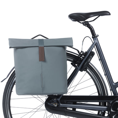 Sacoche arrière vélo double Basil vegan bleu imitation cuir 28-32l fixation porte bagage fermeture pliante anti-pluie avec réflechissant fixation système mik